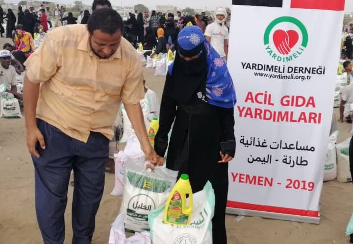 الوحدة التنفيذية لإدارة مخيمات النازحين توزع مساعدات اغاثية للنازحين بعدن