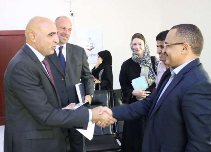 رئيس الوحدة التنفيذية يناقش مع وفد أممي أوضاع النازحين في اليمن