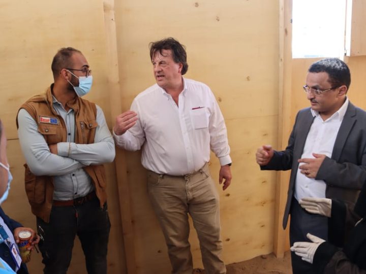 رئيس الوحدة التنفيذية يتفقد مخيمات النازحين في عدن برفقة المنسق الأممي