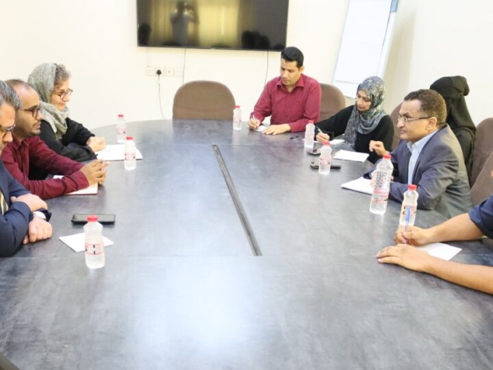 رئيس الوحدة التنفيذية يبحث أولويات الحماية للنازحين في اليمن