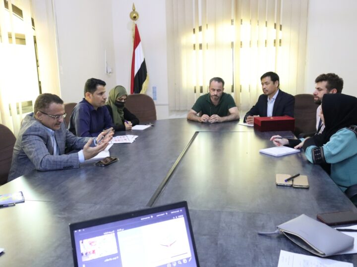 رئيس الوحدة التنفيذية يبحث مع المجلس الدنماركي أولويات النازحين في اليمن