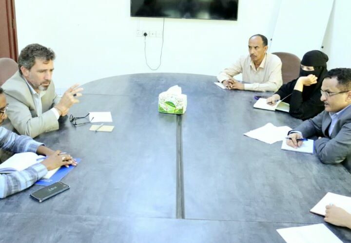 رئيس الوحدة التنفيذية يناقش مع نائب المنسق الإنساني للأمم المتحدة أوضاع النازحين وملفات التعاون المشترك